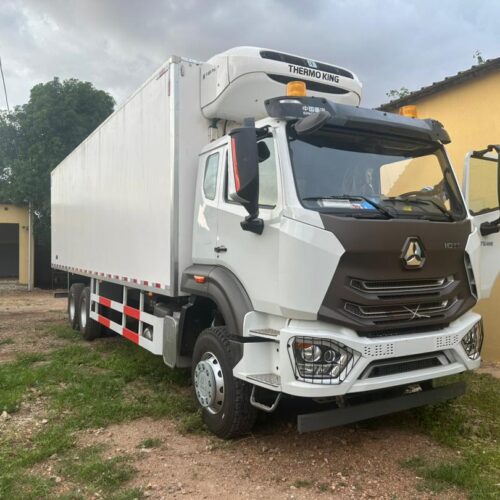 Camion lourd de réfrigérateur Sinotruk 4X2 15 tonnes de camion Hohan Réfrigéré
