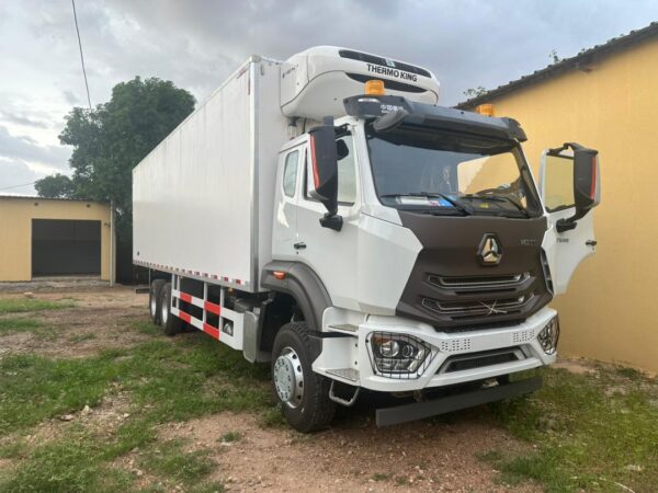 Camion lourd de réfrigérateur Sinotruk 4X2 15 tonnes de camion Hohan Réfrigéré