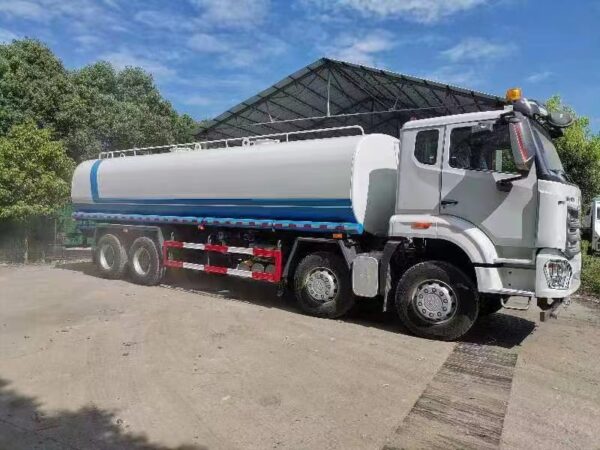 Hot sale 25 m3 12 roues arroseur mtifonctionnel avec front Pulvérisation du camion-citerne d′eau