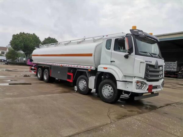 Camion-citerne Sinotruk HOWO 7 Nx 4X2 6 Pneus 6X4 10 Pneus 8X4 12 Roues Haute Capacité 5/10/15/20/25/30 Cbm Utile Nouveau Arrosage Eau Lait Bière Boisson Camion-citerne